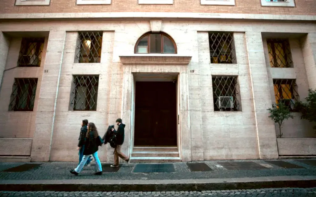 El Papa habría confirmado que quitará residencia a Cardenal Burke, pero niega llamarlo su "enemigo"