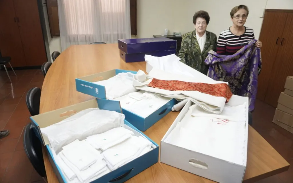 Parroquianas celebran 20 años elaborando casullas, albas y corporales para las misiones