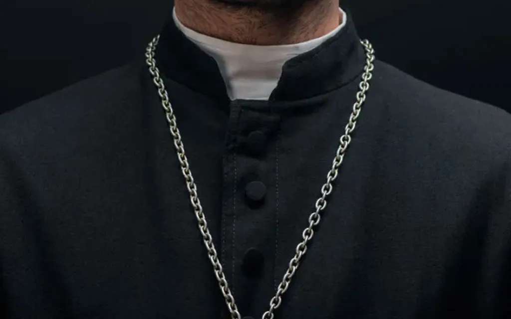 Alertan sobre supuesto “obispo” que realizó “culto” en iglesia desacralizada en España