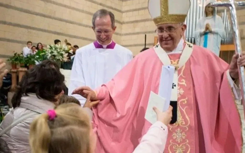 ¿Por qué los sacerdotes visten de rosa este domingo?