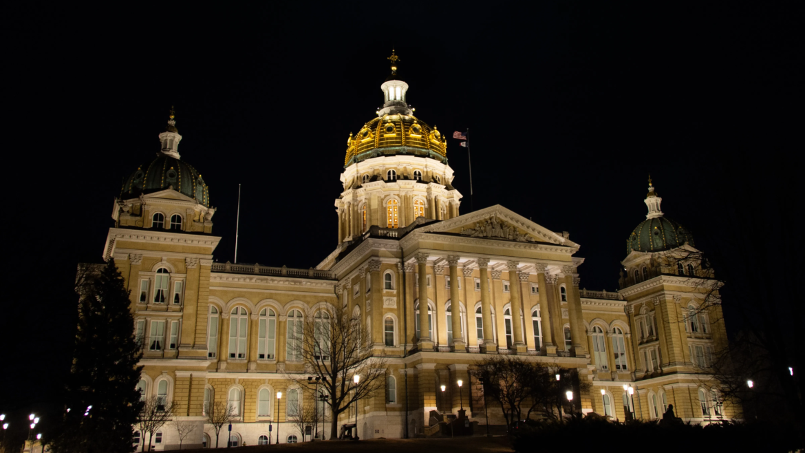 Estados Unidos: Instalan estatua satánica en capitolio de Iowa durante temporada navideña