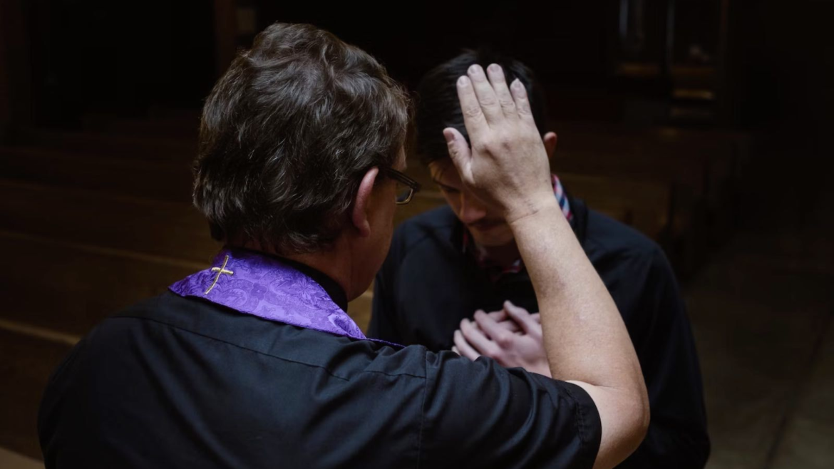 Mons. Munilla: Se bendice a los pecadores, no a su pecado