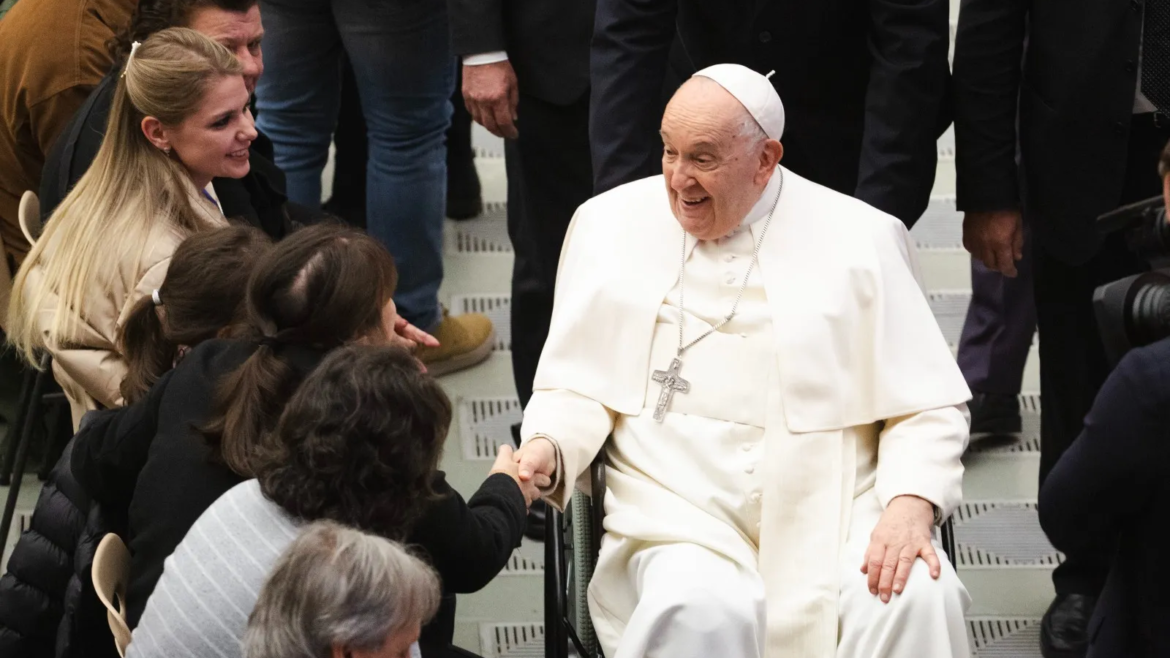El Papa Francisco invita a asombrarnos ante el pesebre para descubrir la alegría de la Navidad