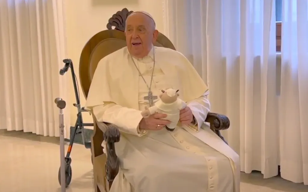 El Papa Francisco envía mensaje junto al Doctor Simi y anima a mirar “al horizonte”