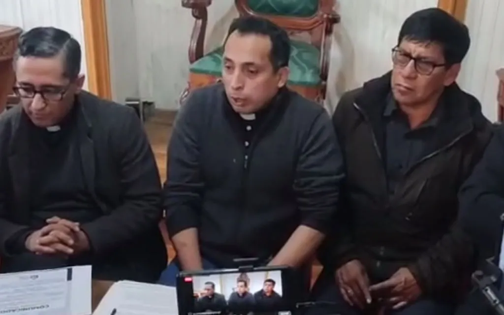 Golpean a sacerdote que rezaba para impedir desalojo en iglesia en Perú