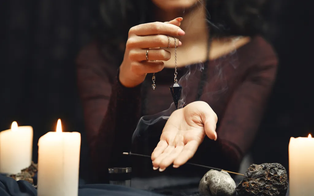 Exorcista advierte: No existe brujería “blanca” o “para hacer el bien”