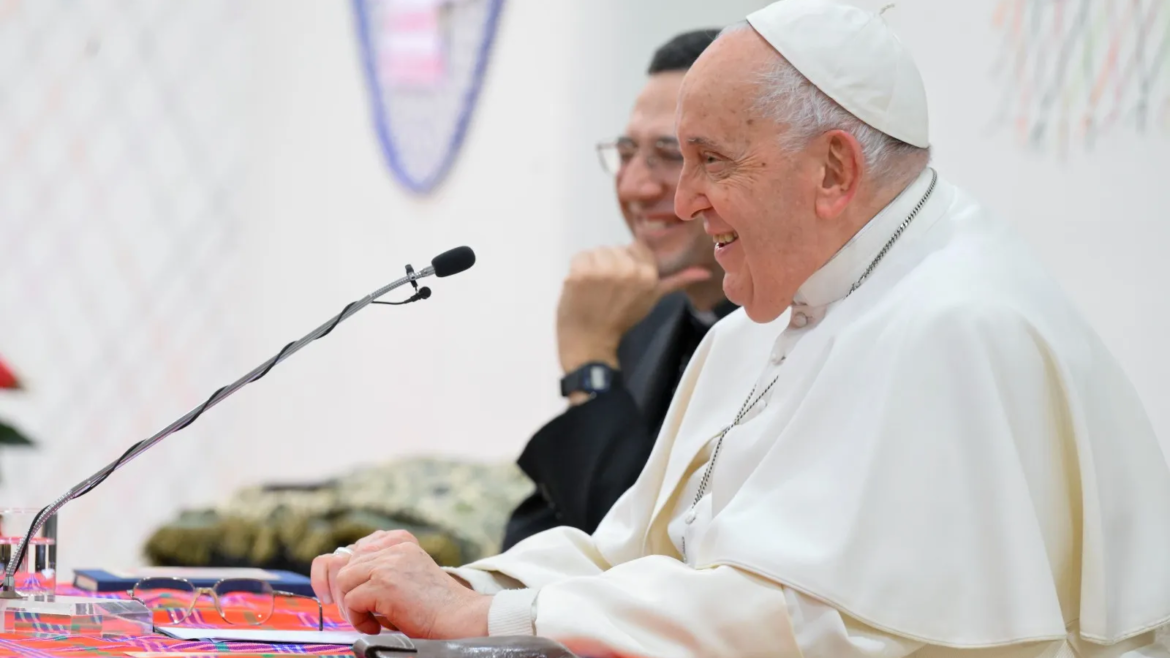 El Papa Francisco vuelve a salir del Vaticano para encontrarse con sacerdotes al sur de Roma