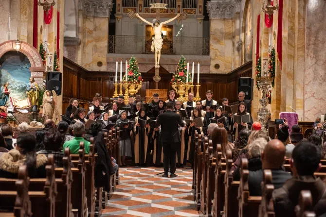 Católicos en Tierra Santa se reúnen en una vigilia de oración para recibir la Navidad