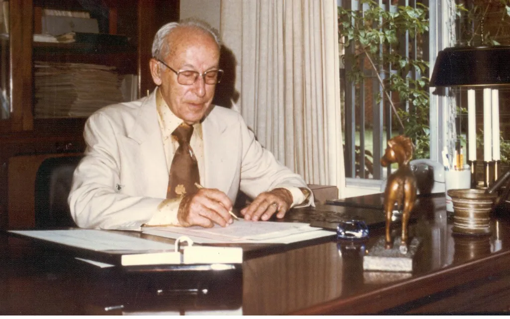 Animan a pedir “gracias y favores” a Venerable Ernesto Cofiño para su posible beatificación