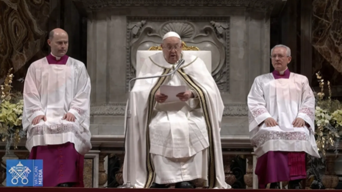 El Papa en la Misa de Nochebuena: La adoración es el camino para acoger la encarnación