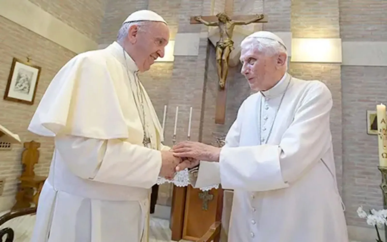 Biógrafo de Benedicto XVI: El fallecido Papa confiaba en Francisco, pero “quedó amargamente decepcionado”