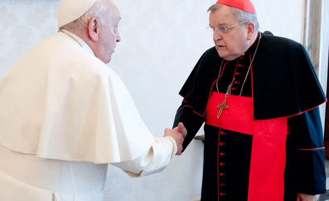 El Papa Francisco recibe al Cardenal Burke en un contexto de controversia