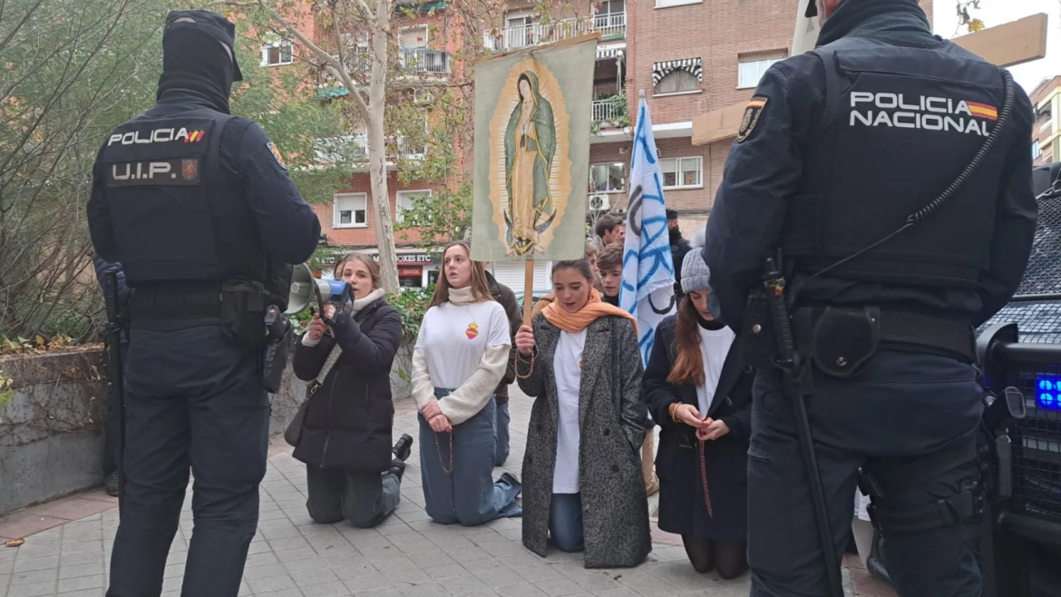 Gobierno moviliza a 20 policías ante 10 jóvenes que rezaban el Rosario por el fin del aborto en España