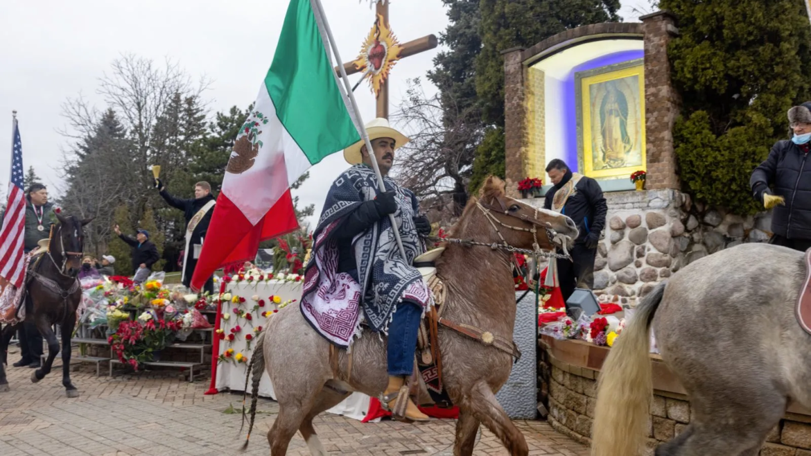 Más de 800 vaqueros le entregaron rosas a la Virgen de Guadalupe en su santuario en EEUU