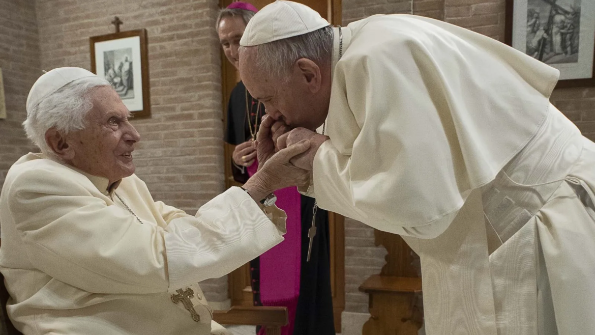 El Papa Francisco recuerda a Benedicto XVI a un año de su muerte: “Desde el Cielo bendícenos”