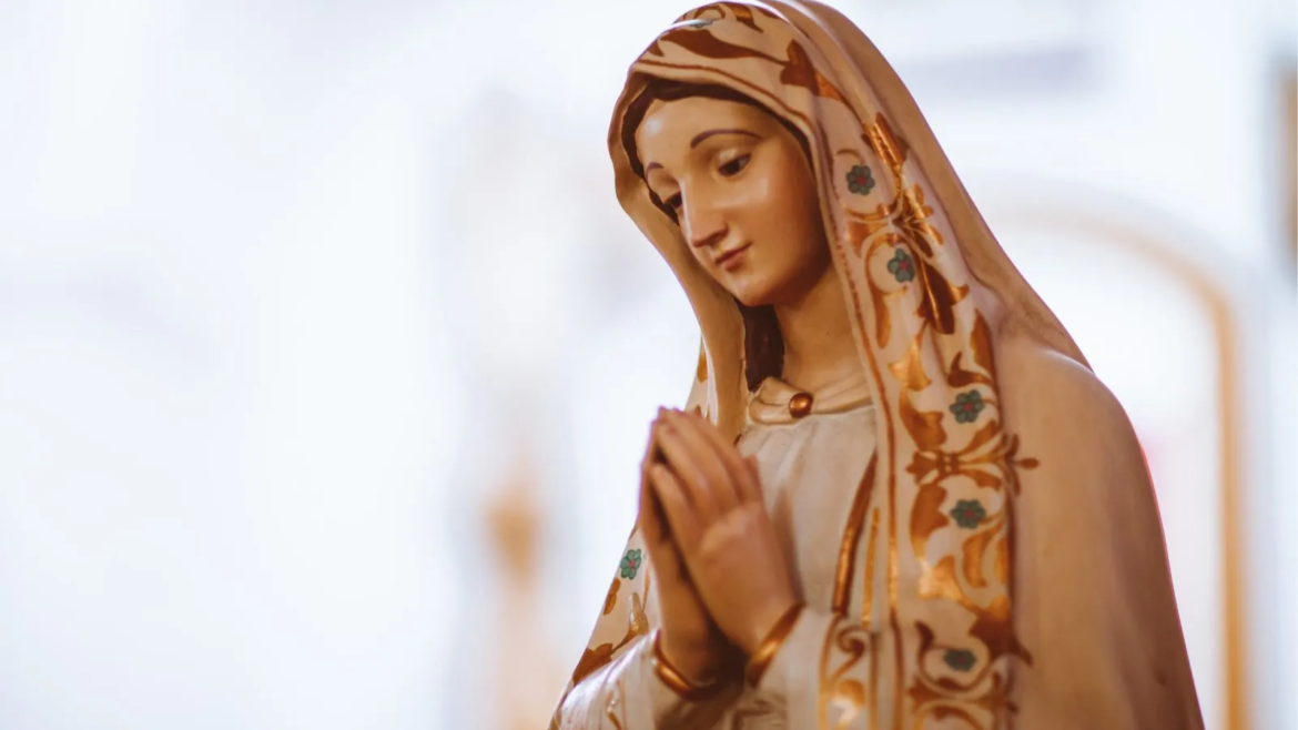 Con esta oración puedes poner en manos de la Virgen María tus intenciones para el 2024
