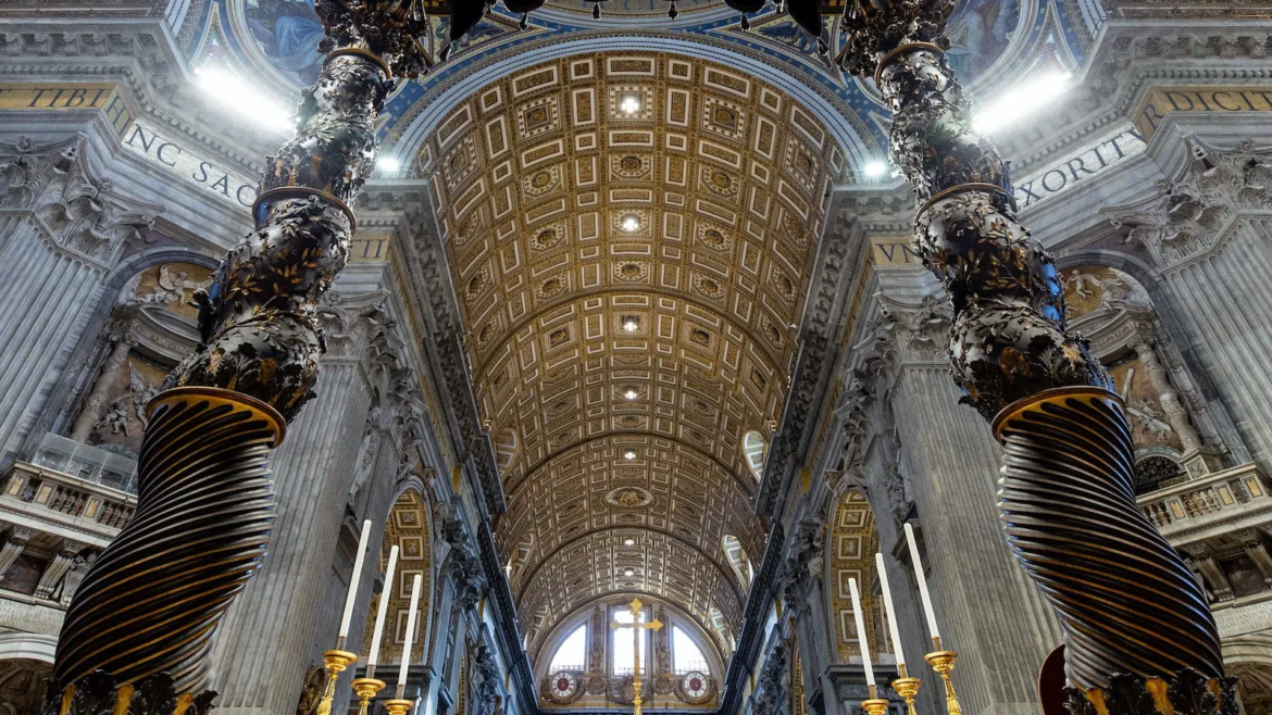 Restauran el baldaquino de Bernini, imponente monumento que señala la tumba del primer Papa