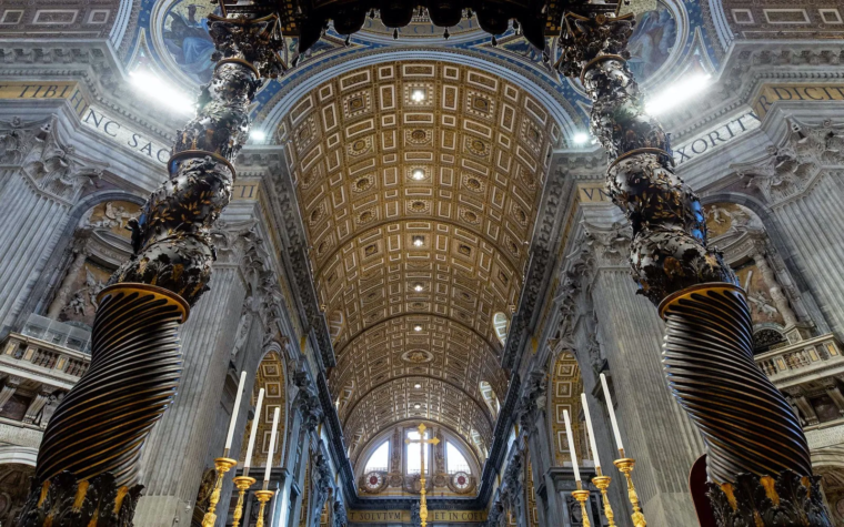 Restauran el baldaquino de Bernini, imponente monumento que señala la tumba del primer Papa