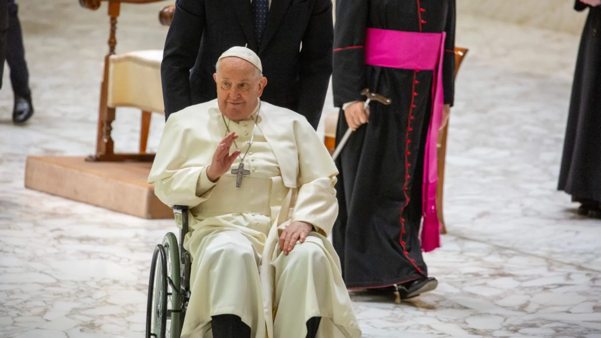 El Papa Francisco anuncia que tiene una ligera bronquitis que le impide leer sus discursos