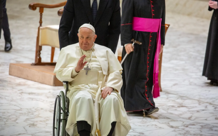 El Papa Francisco anuncia que tiene una ligera bronquitis que le impide leer sus discursos