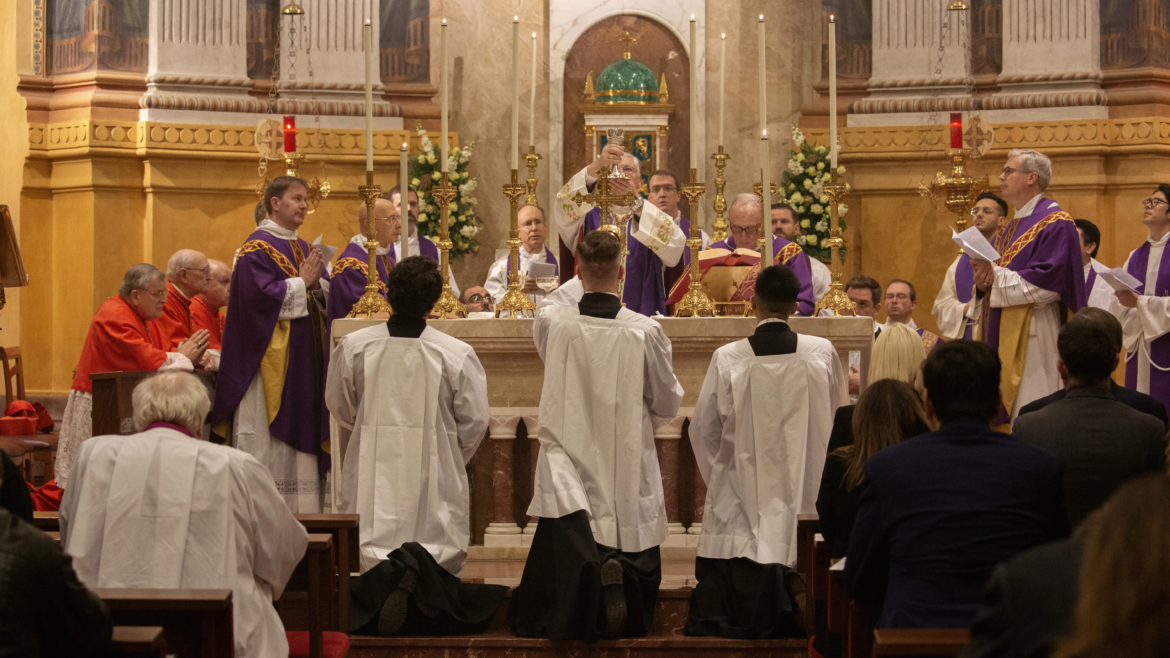 Celebran Misa de Réquiem en el primer aniversario de la partida del Cardenal Pell
