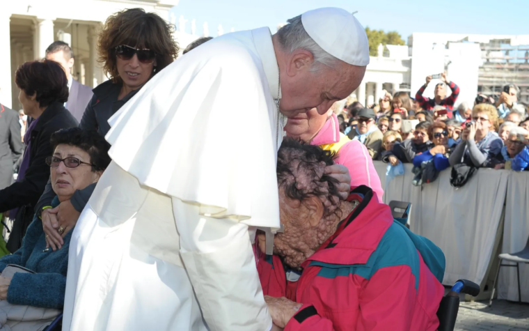 Fallece Vinicio, el hombre enfermo cuyo abrazo con el Papa Francisco conmovió al mundo