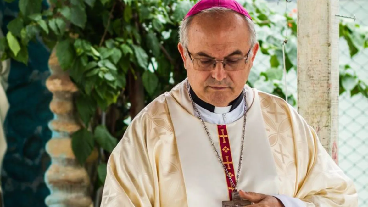 Obispo en Perú critica Fiducia supplicans y exige a sacerdotes no bendecir a parejas gay