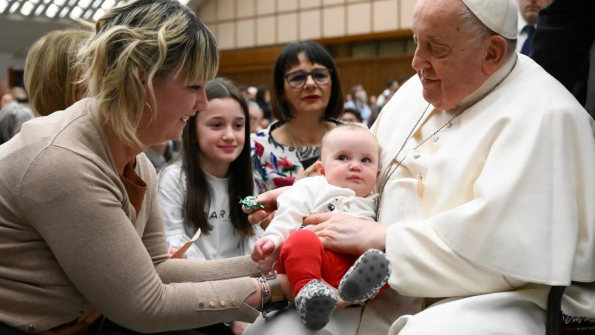 El Papa Francisco recuerda el “deber fundamental” de ayudar a las mujeres a “acoger el don de la vida”