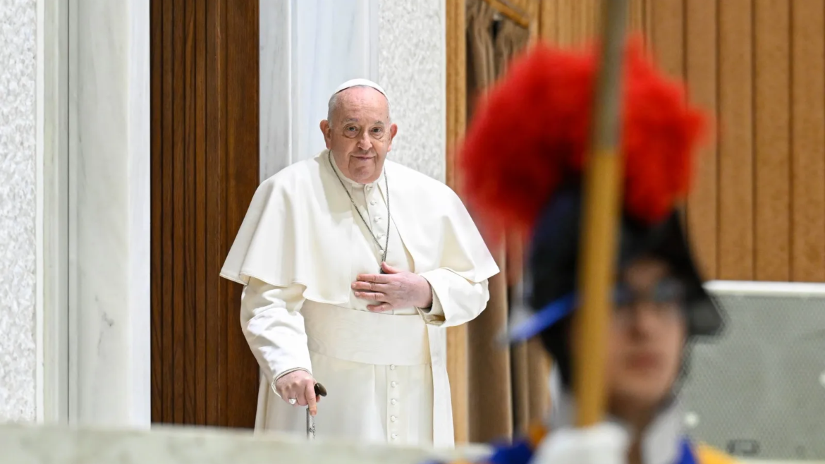 Obispado aparta a sacerdote que acusa al Papa Francisco de “hereje” e “inválido”