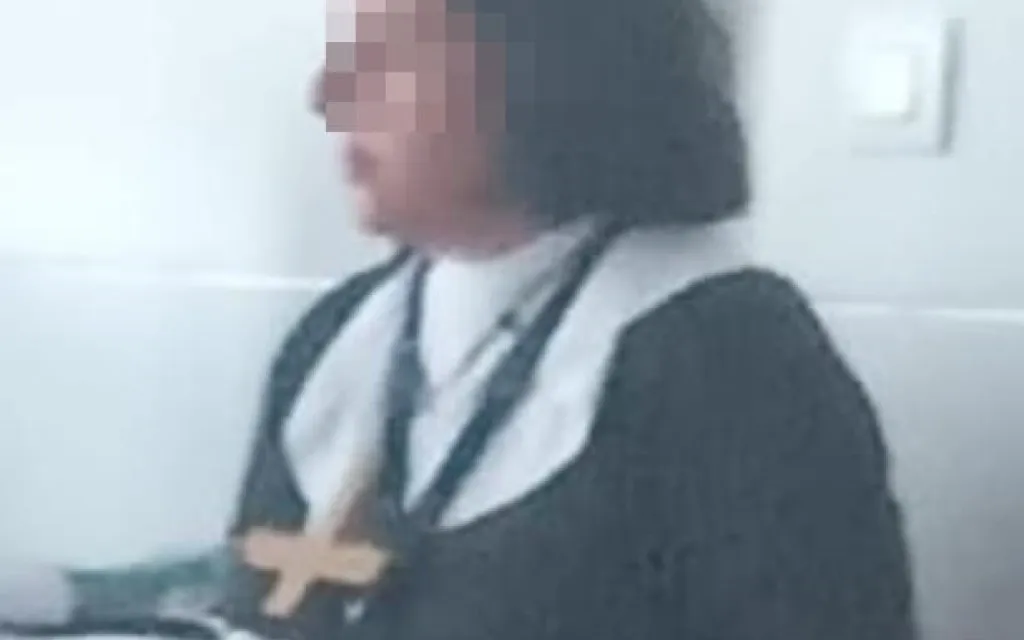 Denuncian a profesoras que se disfrazaron de monjas con cruces invertidas por el 8M