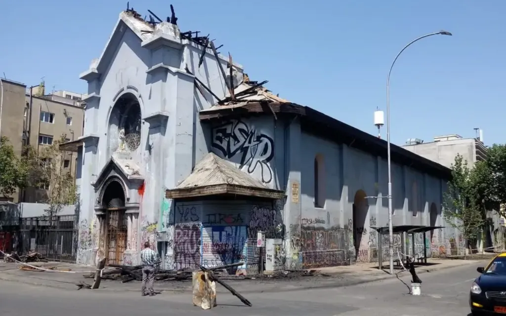 “La fe no nos la pueden quitar”: El mensaje de sacerdote de iglesias católicas incendiadas hace 5 años en Chile