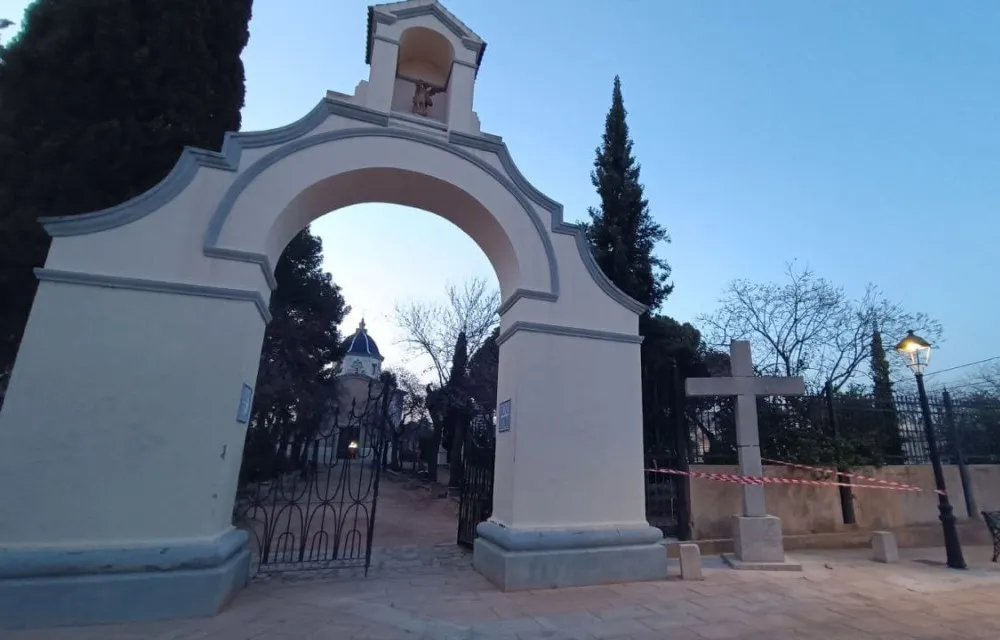 Cruz del Calvario retirada ilegalmente en España recupera su lugar a tiempo para Semana Santa