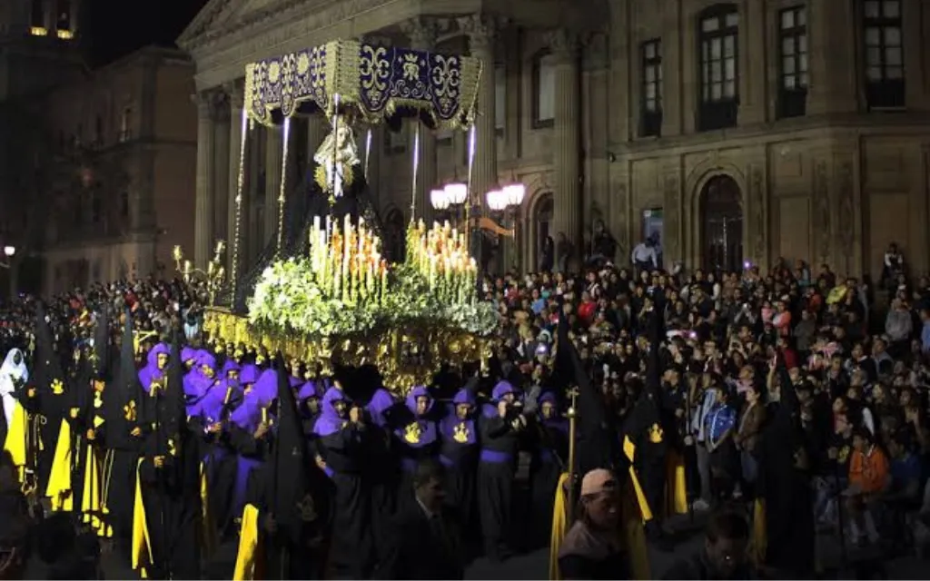 Entre procesiones, penitencias y coloridas alfombras: Así vive México la Semana Santa