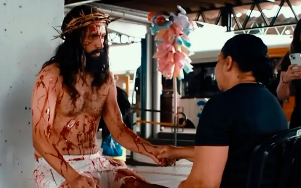 Actor vestido de Jesús con una corona de espinas conmueve en terminal de autobuses