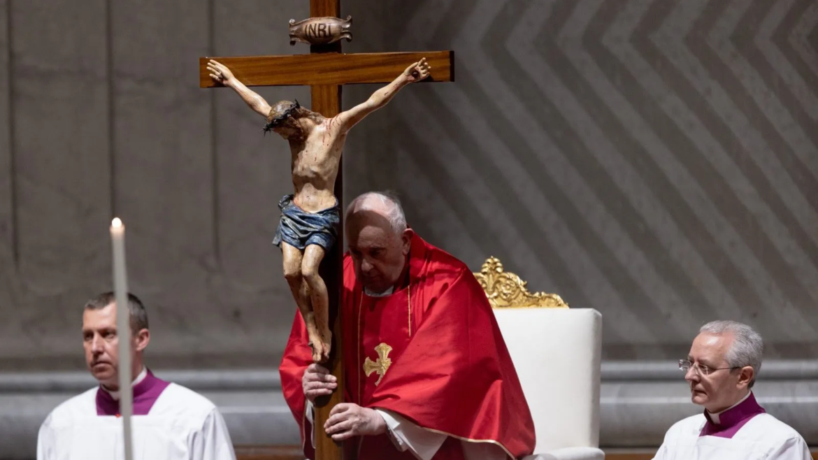 El Papa Francisco presidió la celebración de la Pasión del Señor en el Vaticano