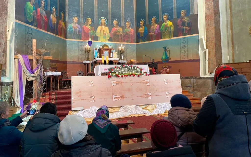 Una réplica de la Sábana Santa alienta a quienes sufren la guerra en Ucrania