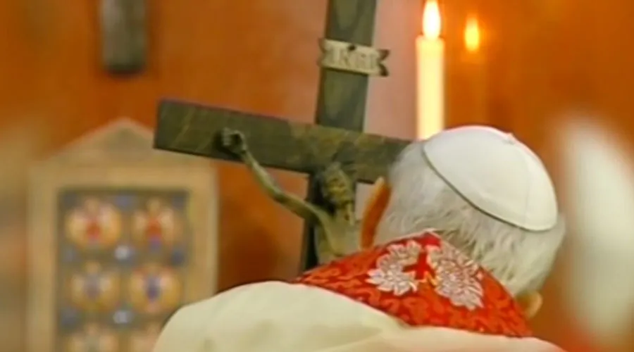 La historia de la última vez que San Juan Pablo II sostuvo una cruz en un Vía Crucis