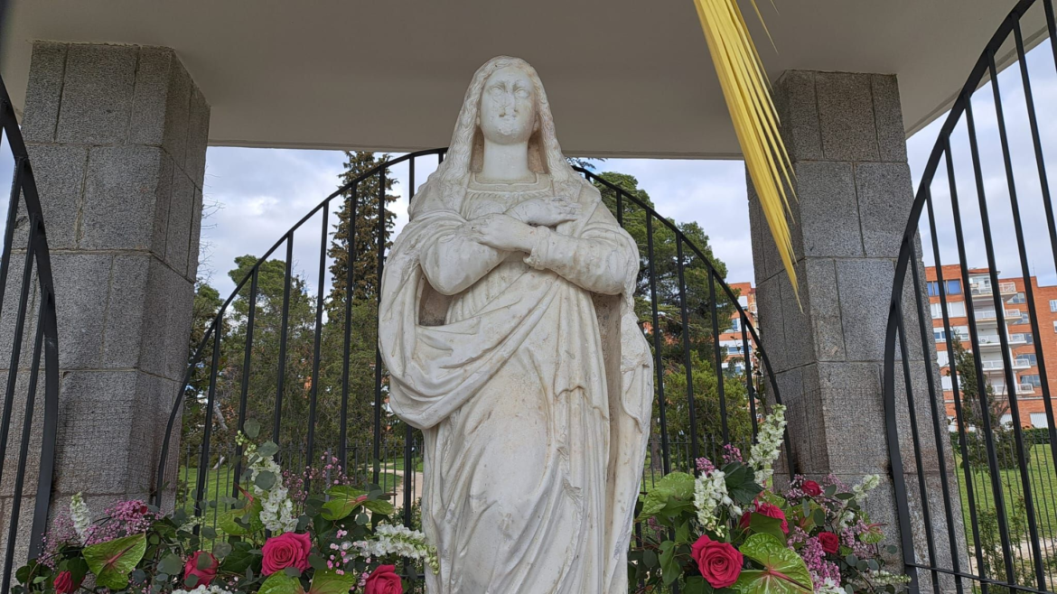Jóvenes recuperan un espacio digno para imagen de la Virgen “herida” por la guerra y vandalismo