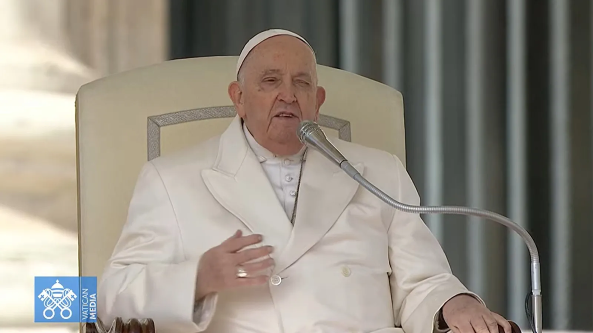El Papa Francisco sigue resfriado y cede la lectura de su catequesis sobre la soberbia