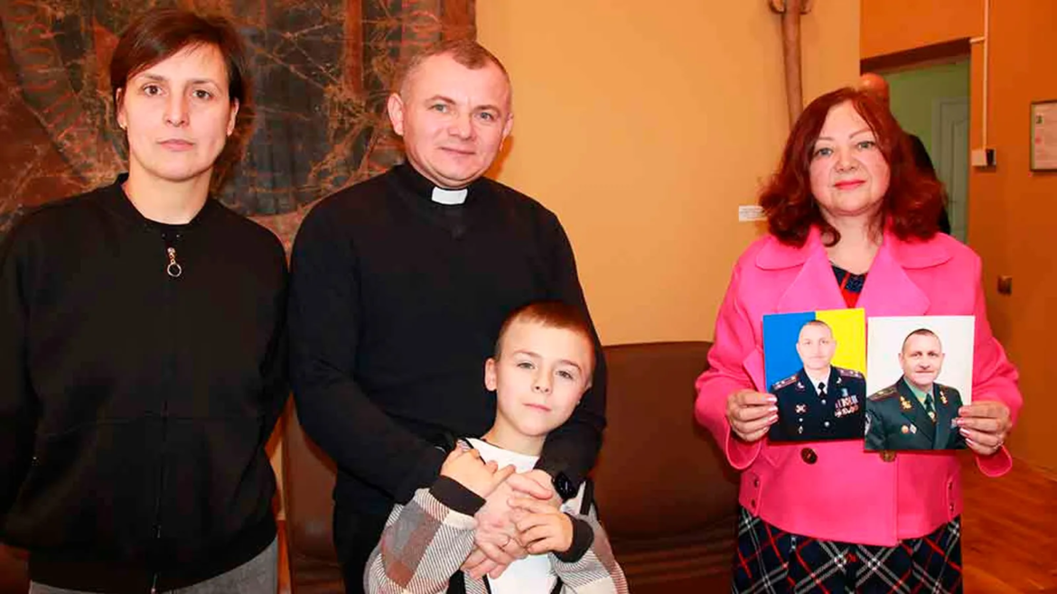 Mujeres de Ucrania hallan paz en la Iglesia Católica ante el dolor de la guerra