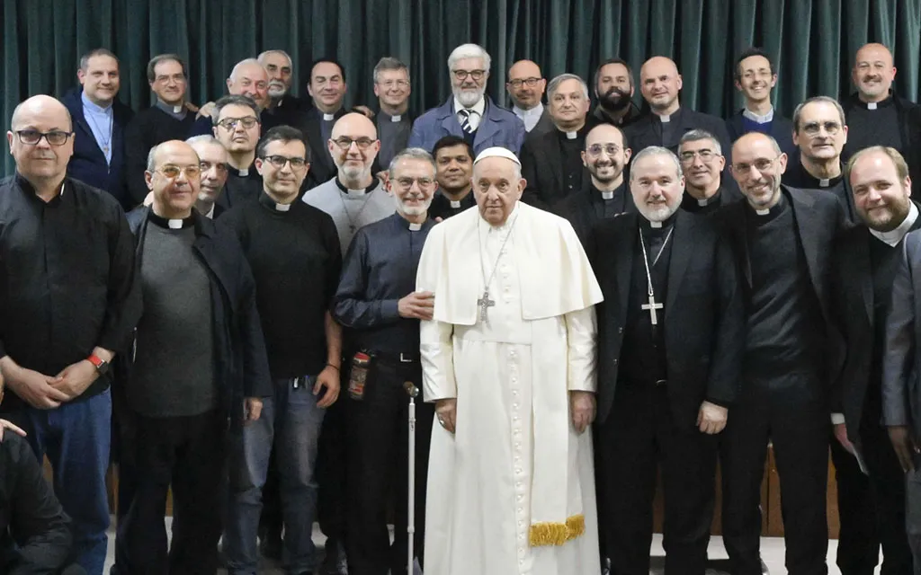 El Papa Francisco visita a 35 sacerdotes de las periferias de Roma