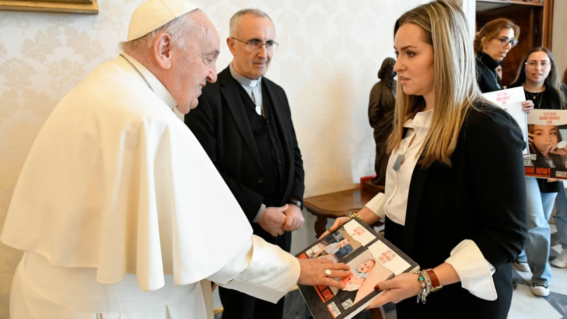 El Papa Francisco se reúne en el Vaticano con familiares de rehenes secuestrados por Hamás