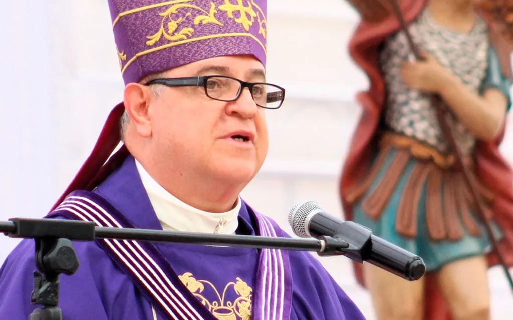 Despiden a Arzobispo de Piura con emotiva Misa y condecoraciones