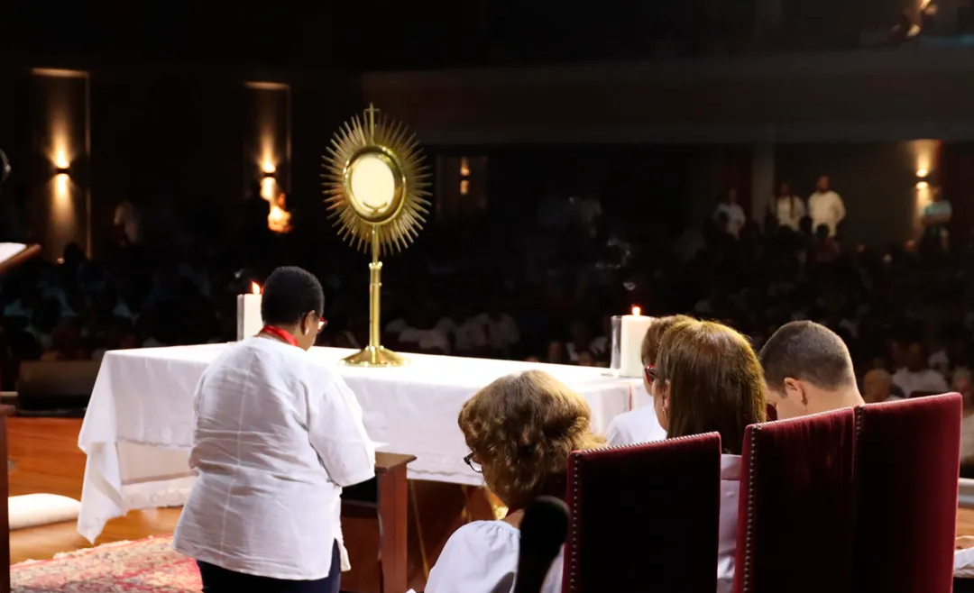 Dominicanos acuden a Jesús sacramentado para sanar “miedos y heridas”