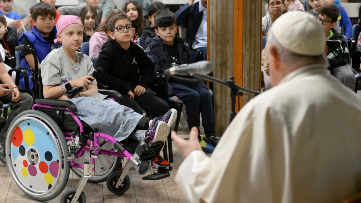 El Papa Francisco visita “por sorpresa” a 200 niños en una parroquia de Roma