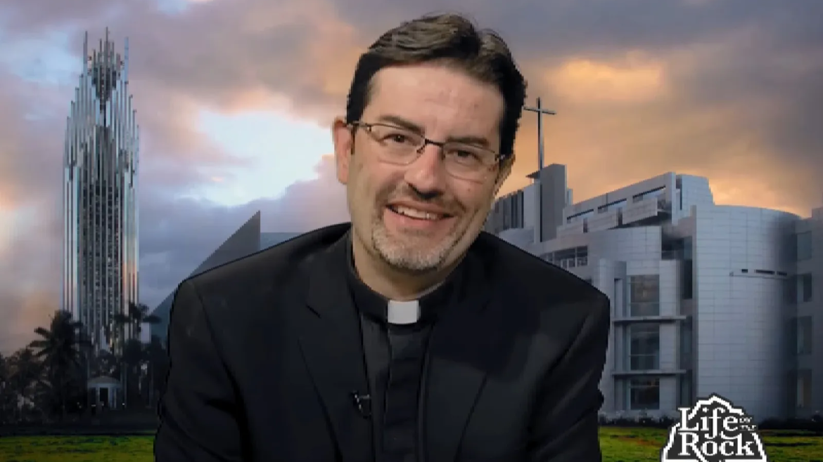 Querido sacerdote español que evangeliza en las redes sociales revela que padece cáncer