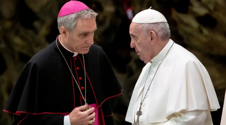 El Papa Francisco podría darle una nunciatura a Mons. Gänswein, secretario personal de Benedicto XVI