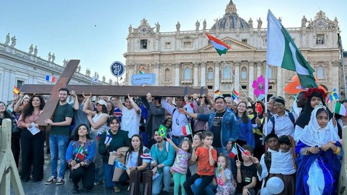 Procesión en Roma con la “cruz de los jóvenes” conmemoró la primera JMJ, inspirada por Juan Pablo II