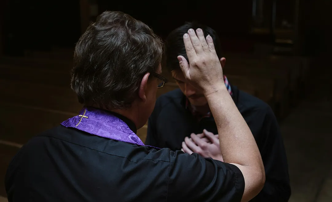 Un sacerdote fue rociado con gas pimienta mientras confesaba en una catedral de Texas
