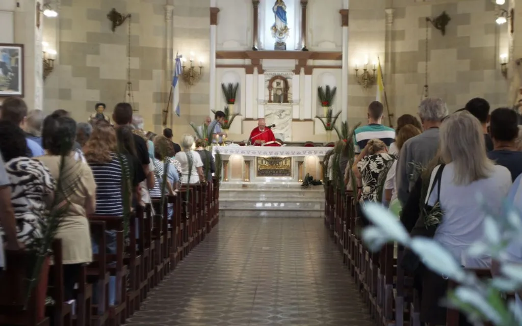 Sacerdote bautizó a bebé recién nacido que fue abandonado en la puerta de su iglesia